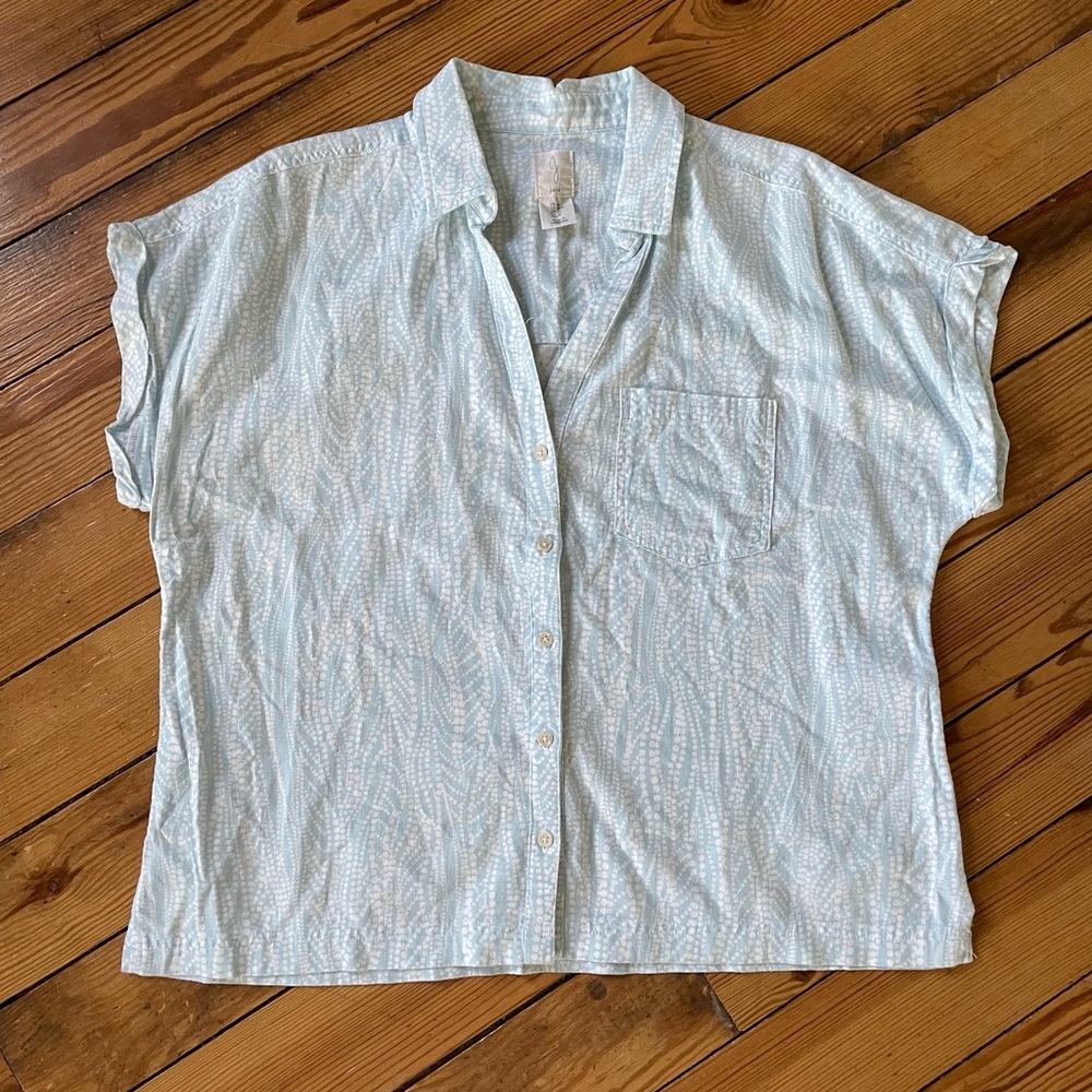 Joie Light Blue Short Sleeve Button-Down Shirt with Subtle White Pattern